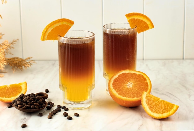 Iced Orange Espresso Coffee Mocktail Cold Brew Tonic Spritz op witte achtergrond, Concept Menu voor Coffee Shop
