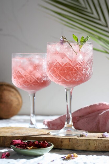 Iced rose cocktails met groene munt