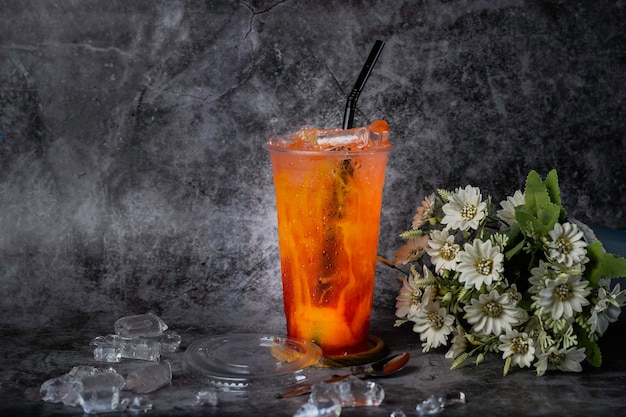 Photo iced tea in a plastic cup with ice