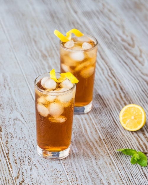 Photo iced tea with ice lemon and mint