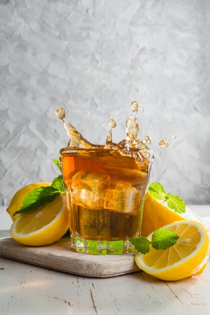 Photo iced tea with lemon and mint