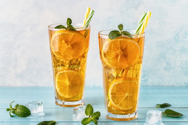 Iced tea with lemon slices and mint