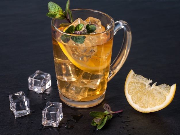 Iced tea with lemon