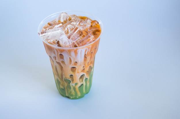 Photo iced thai tea mixed with green tea