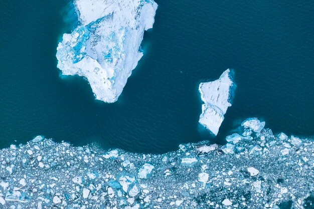 Photo iceland an aerial view of an iceberg winter landscape from a drone jokulsarlon iceberg lagoon vatnajokull national park iceland traveling along the golden ring in iceland