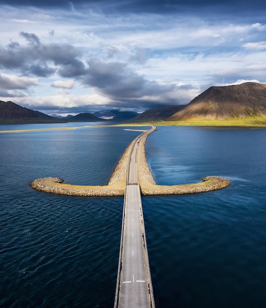 アイスランド 山と道路の空撮 昼間のアイスランドの風景 アイスランドの名所 ドローンからの風景 旅行イメージ