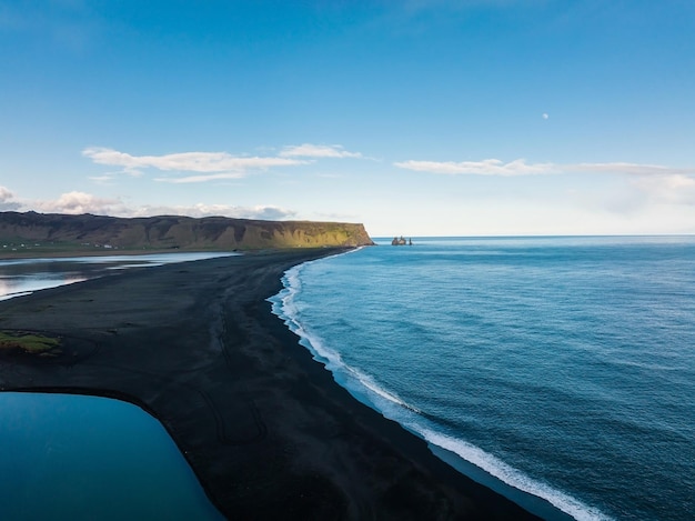 reynisfjara vik에서 거대한 파도와 아이슬란드 검은 모래 해변