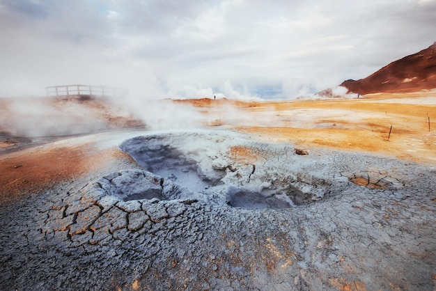 Photo iceland the country of vulcans hot springs ice waterfalls unspoken weather smokes glaciers strong rivers beautiful colorful wild nature lagoons amazing animals aurora lava