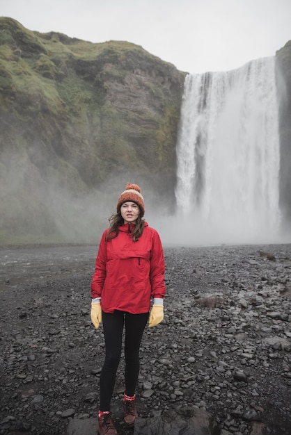 アイスランドの風景。水の壁の前に立っている女の子