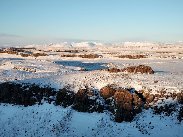 Gli incredibili paesaggi di campi e pianure islandesi in inverno.