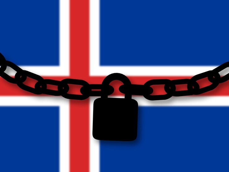 Безопасность Исландии Силуэт цепи и замка над национальным флагом