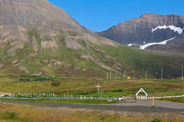 Исландский горный пейзаж с кладбищем