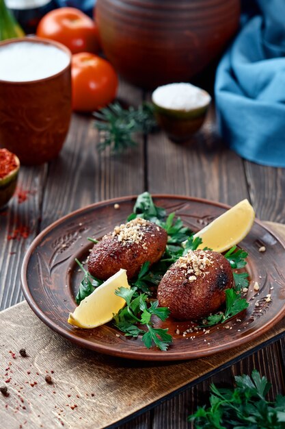 Ichli kyufte schnitzels in bulguromhulsel bestrooid met walnoten