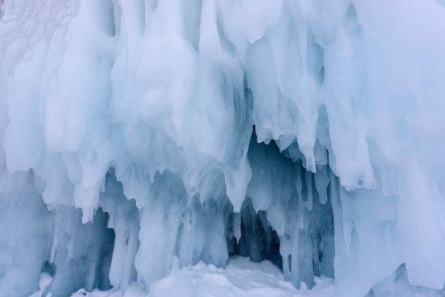 Foto priorità bassa dei ghiaccioli sulla parete del ghiaccio sul lago baikal all'inverno