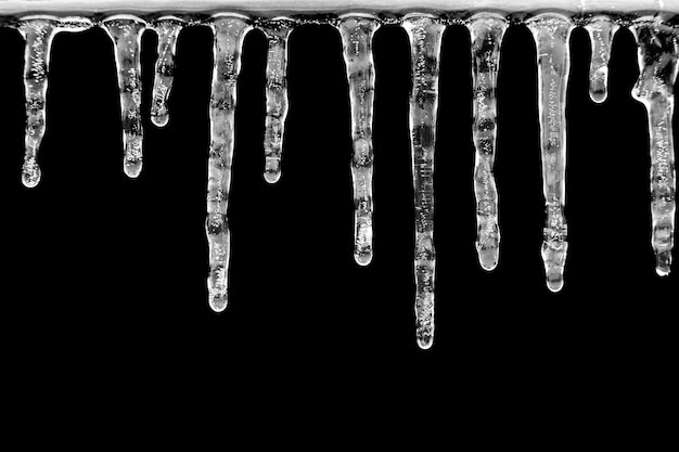 Photo a icicles on a black background