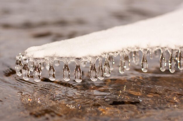 Foto ghiaccioli sul ghiaccio in inverno sul fiume