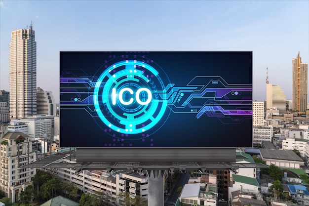 ICO-hologrampictogram op billboard over panoramisch uitzicht op de stad van Bangkok overdag Het knooppunt van blockchain-projecten in Zuidoost-Azië Het concept van initiële munt die gedecentraliseerde financiering biedt