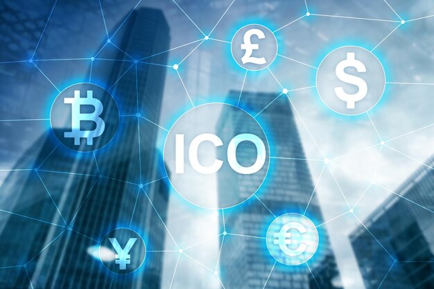 ICO Initiële munt die Blockchain en cryptocurrency-concept aanbiedt op een wazige zakelijke bouwachtergrond