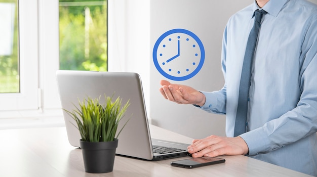 Foto icona dell'orologio con la freccia. rapida esecuzione dei lavori. gestione del tempo il tempo è denaro concetti