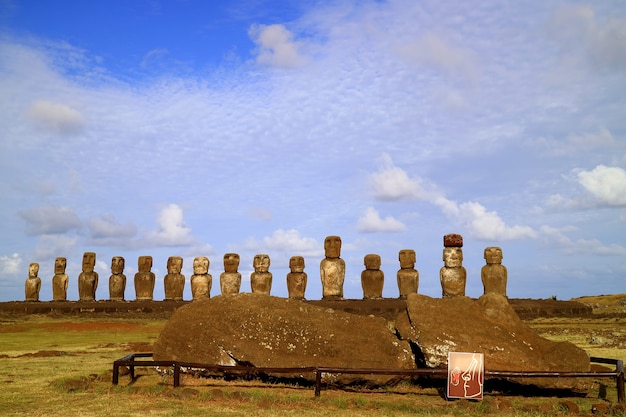 15 iconiche statue moai con una rovina moai sdraiata in primo piano a ahu tongariki isola di pasqua cile