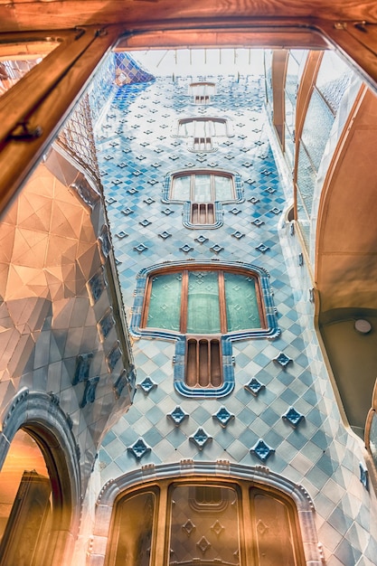 Photo iconic blue lightwell in casa batllo barcelona catalonia spain