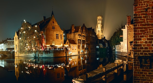 벨기에 관광 포스터의 밤 브루게(Brugge)의 상징적인 전망