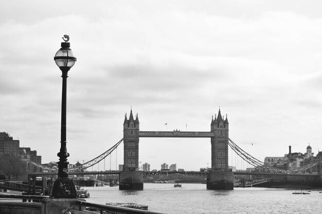 Foto vista iconica del tower bridge di londra vista a est sul fiume tamigi da billingsgate