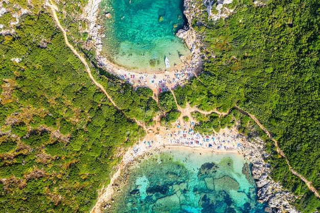 Iconisch beeld van het eiland Corfu Luchtfoto drone uitzicht op het strand van Porto Timoni in Corfu, Ionische zee, Griekenland