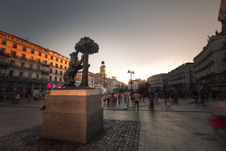 Foto iconisch symbool van madrid, de beer en de aardbeiboom op de plaza del sol