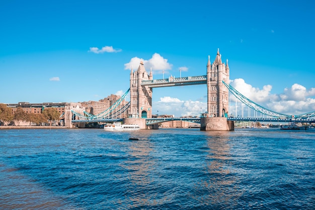 Iconische Tower Bridge-weergave die Londen verbindt met Southwark over de rivier de Theems, VK. Prachtig uitzicht op de brug.