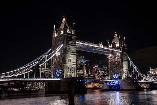 Iconische Tower Bridge-weergave die Londen verbindt met Southwark over de rivier de Theems, VK. Prachtig uitzicht op de brug.