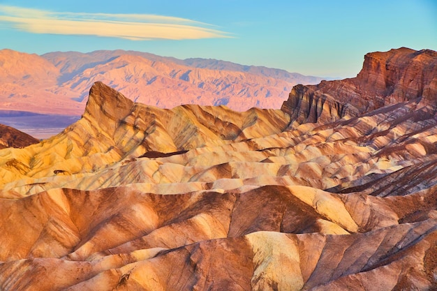 Iconische zonsopgangsedimentgolven van kleuren in Death Valley Zabriskie Point