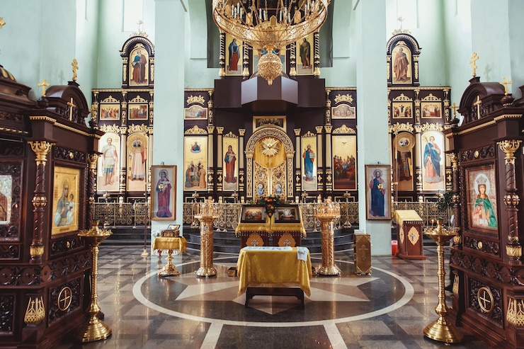 Photo the iconostasis in the orthodox church decorated with gold
