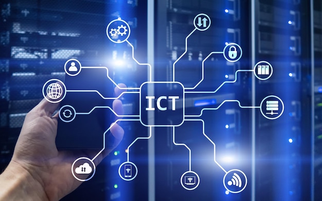 서버 룸 배경에 ICT 정보 및 통신 기술 개념