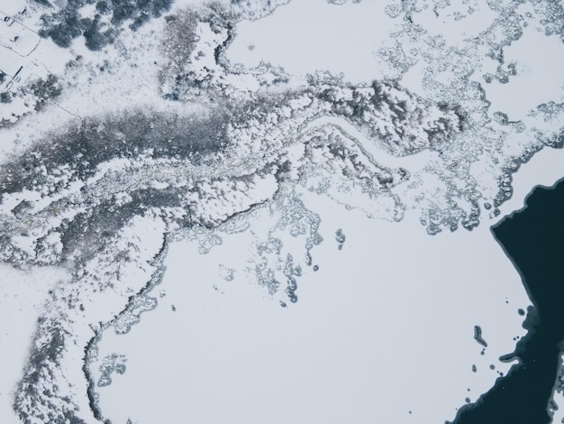 Photo icy coastline from above lake sea winter beatiful nature from drone