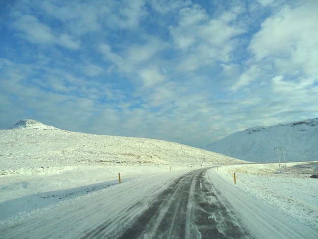 Sulla strada di montagna ghiacciata in islanda