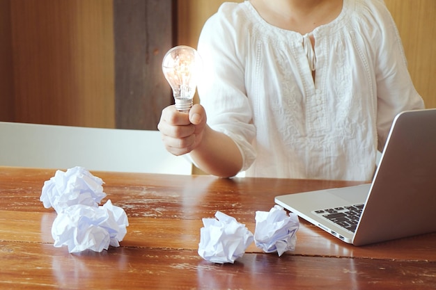 Foto idea dell'uomo d'affari che tiene la creatività del concetto di lampadina con le lampadine