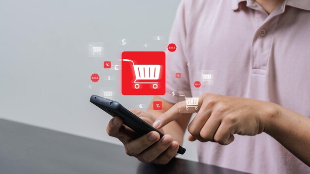 L'idea dell'e-commerce o dell'acquisto su internet un uomo d'affari utilizza uno smartphone per esaminare un cesto della spesa online compra e vende servizi attraverso una rete utilizzando la tecnologia globale e internet