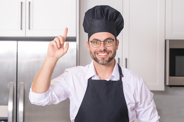 シェフの料理人や料理人の帽子をかぶったパン屋の男の食べ物のポートレートと、キッチンで調理するシェフの制服のアイデア