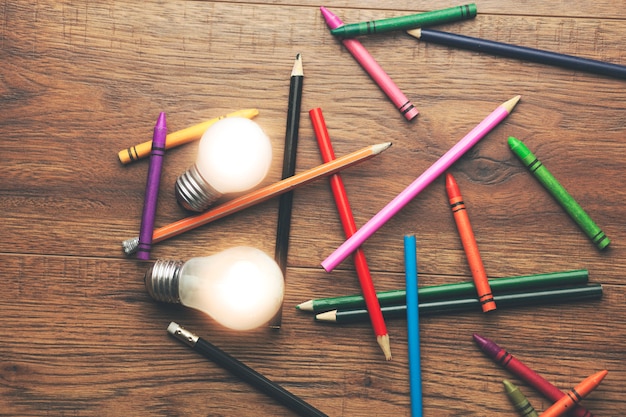 아이디어와 나무 테이블에 많은 다채로운 연필