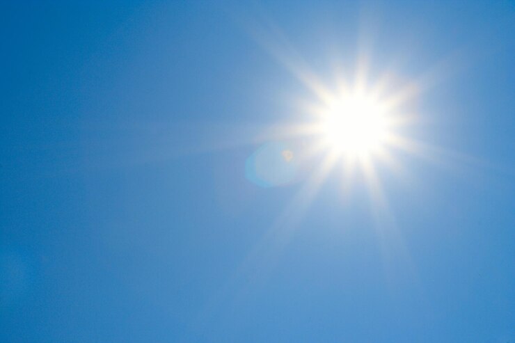 背景に最適です。明るい太陽、澄んだ空。コピースペースが追加されました