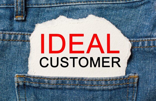 Cliente ideale su sfondo di carta strappata su jeans business e concetto di finanza