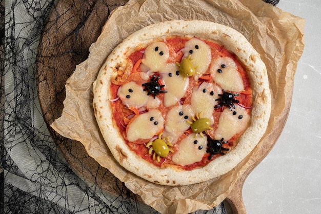 Idee per halloween pizza con olive ragni