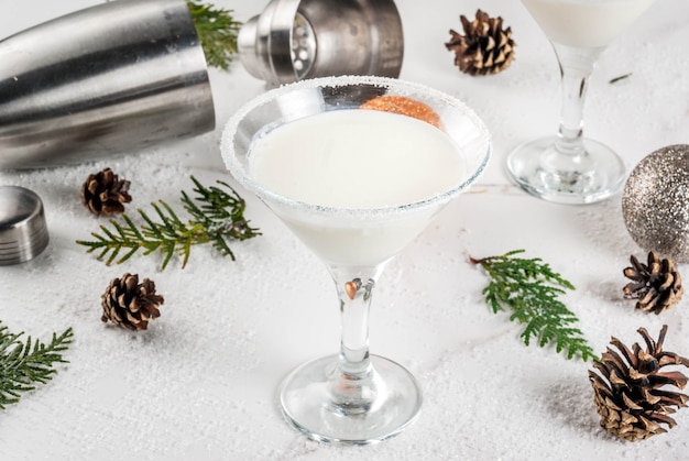 クリスマスの飲み物のアイデアとレシピ。ホワイトチョコレートスノーフレークマティーニカクテル