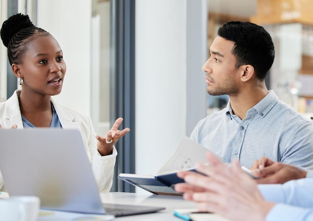 Idee che portano il business nella giusta direzione. inquadratura di uomini d'affari che hanno una riunione in una sala riunioni al lavoro.