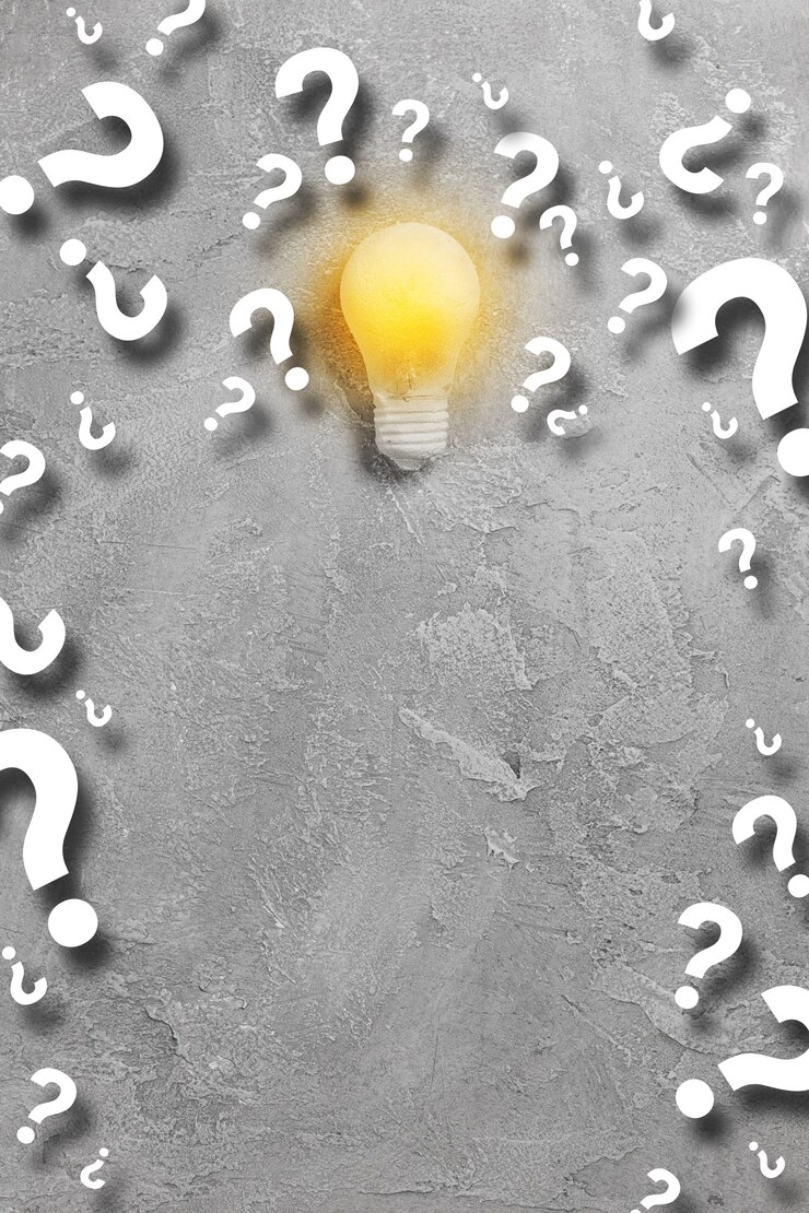 Idee gloeiende gloeilamp, veel gordijnvraagsymbolen