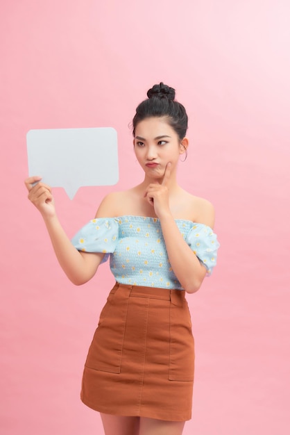 Idee opgewonden Aziatisch meisje met lege tekstballon staande over roze achtergrond Studio Shot Mockup