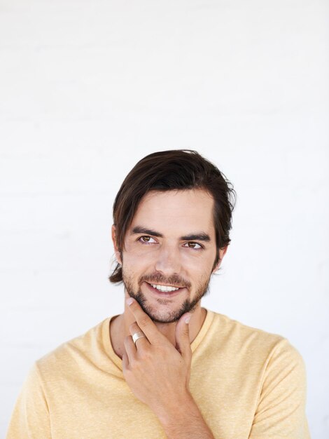Idee studio mockup en man denken peinzend en focus op het overwegen van probleemoplossend plan Marketing ruimte reclame mock up en productplaatsing voor model geïsoleerd op witte achtergrond muur