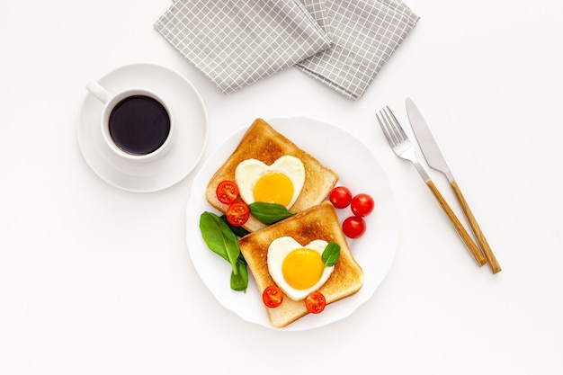 Idee voor de viering van Valentijnsdag: ontbijt - toast met roerei in de vorm van harten