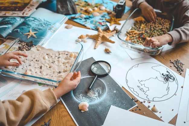 Idee voor een activiteit met een kind met zand en schelpen om geografie te leren